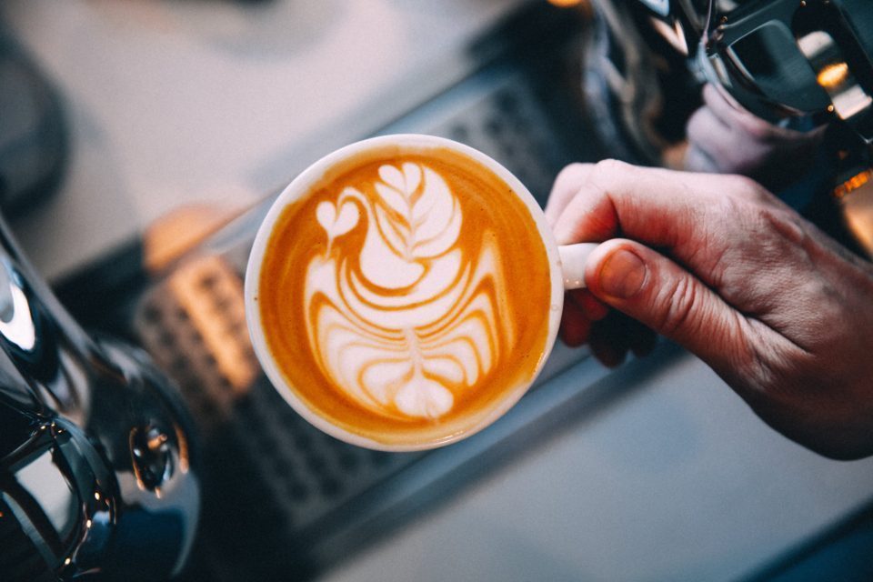 Latte art dessiné à la surface d'un café au lait à la Brûlerie Plateau