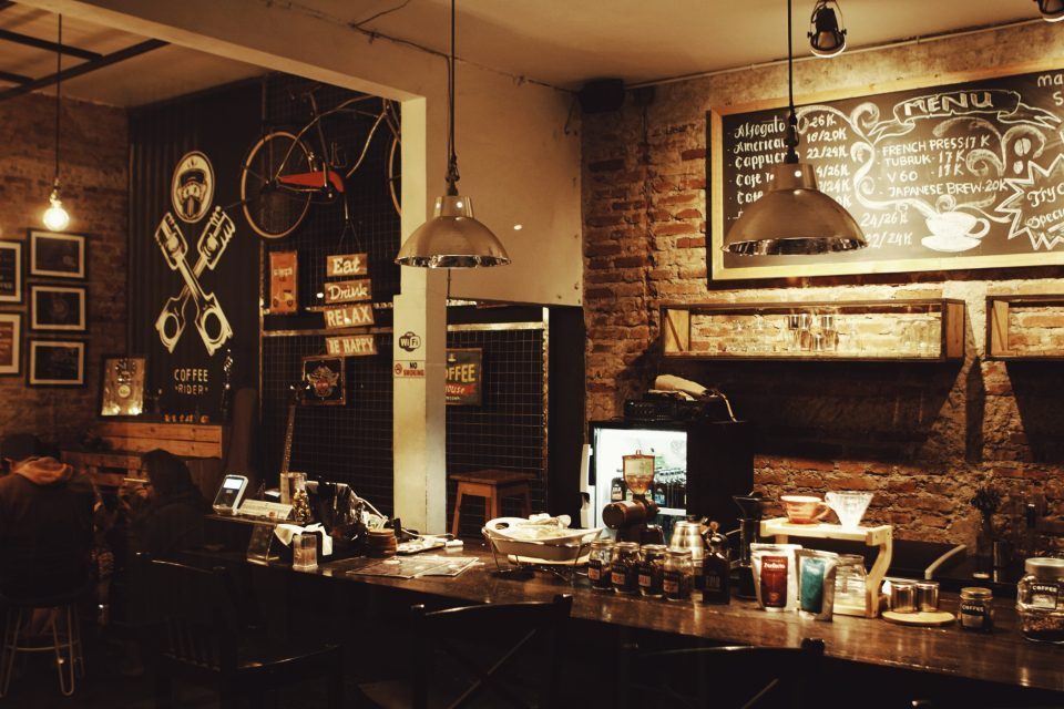 Intérieur chaleureux du coffee shop Brûlerie Plateau au cœur du Plateau, Dakar