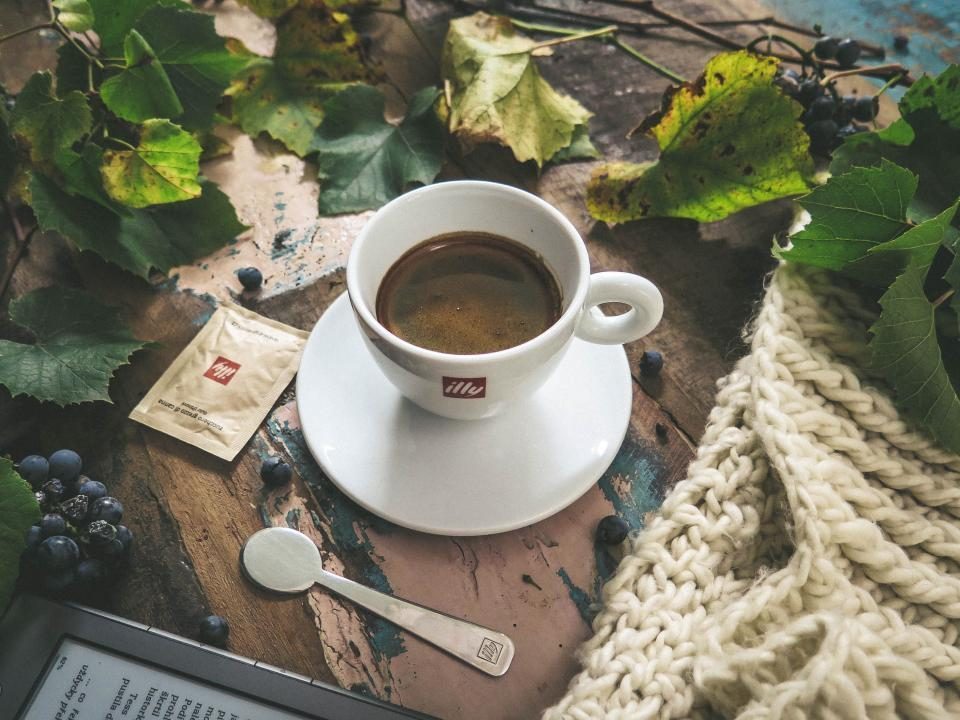Tasse d'espresso fraîchement extrait à la Brûlerie Plateau, crema dorée